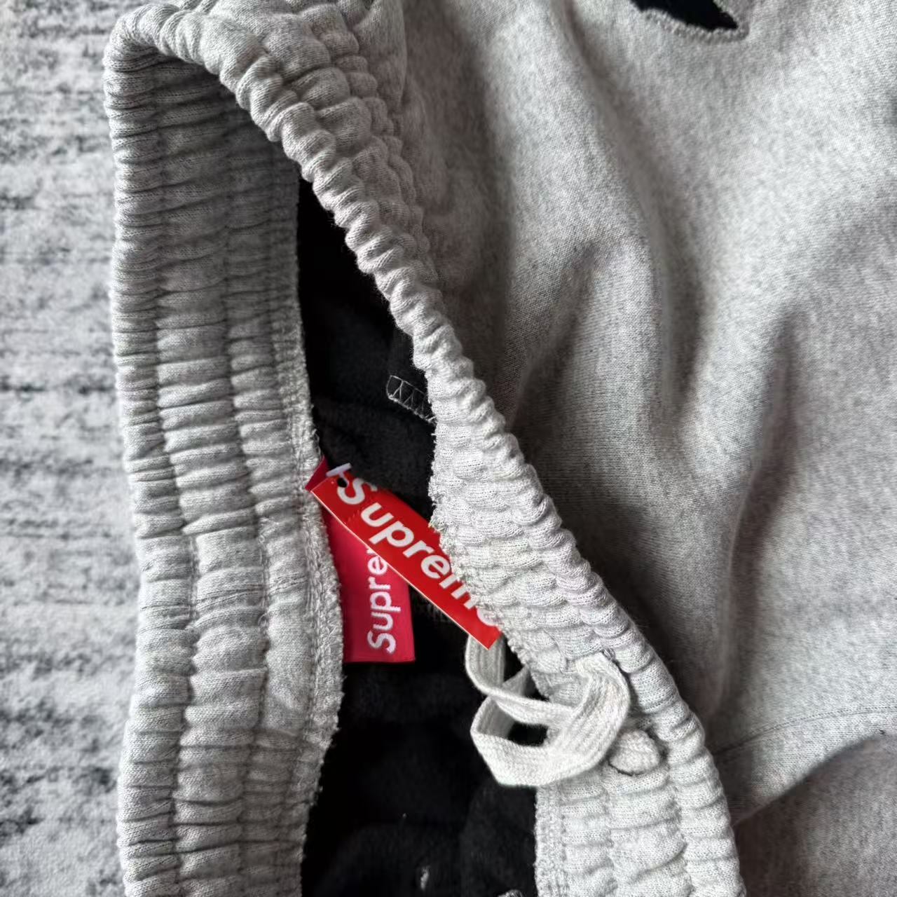 SUPREME? SWEAT PANT 2025SS ロゴ刺繍 スウェットパンツ プレミアムフリース シュプリーム 高級感 ストリート グレー
