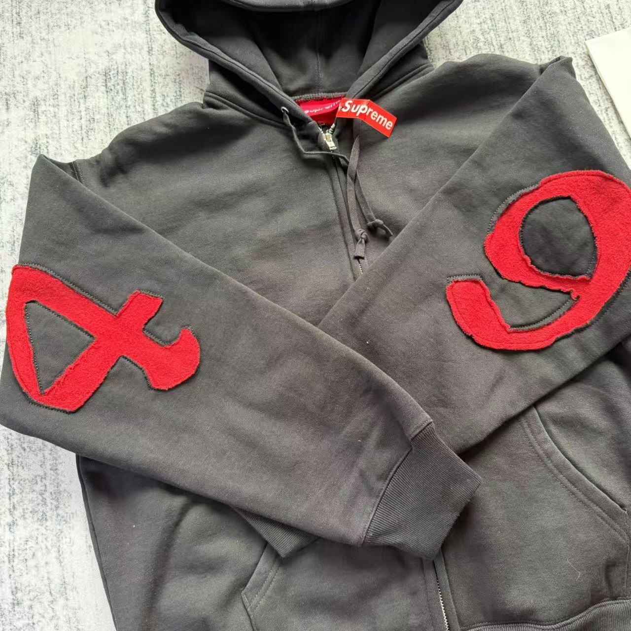 SUPREME? ZIP UP HOODIE 2025SS バックロゴ フルジップ スウェットパーカー プレミアムコットン シュプリーム 高級感 ストリート グレー ブラック