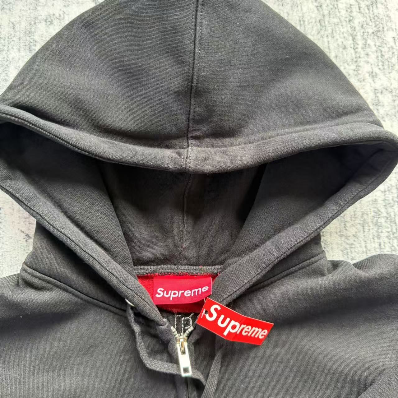 SUPREME? ZIP UP HOODIE 2025SS バックロゴ フルジップ スウェットパーカー プレミアムコットン シュプリーム 高級感 ストリート グレー ブラック