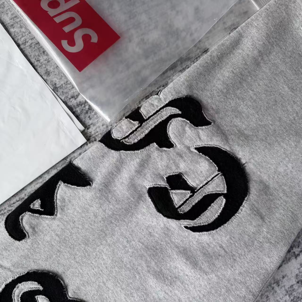 SUPREME? SWEAT PANT 2025SS ロゴ刺繍 スウェットパンツ プレミアムフリース シュプリーム 高級感 ストリート グレー