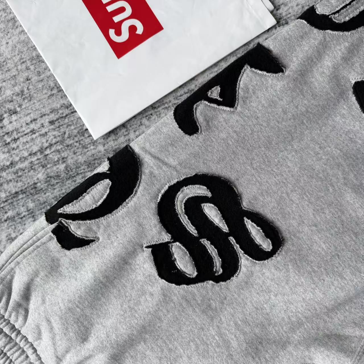 SUPREME? SWEAT PANT 2025SS ロゴ刺繍 スウェットパンツ プレミアムフリース シュプリーム 高級感 ストリート グレー