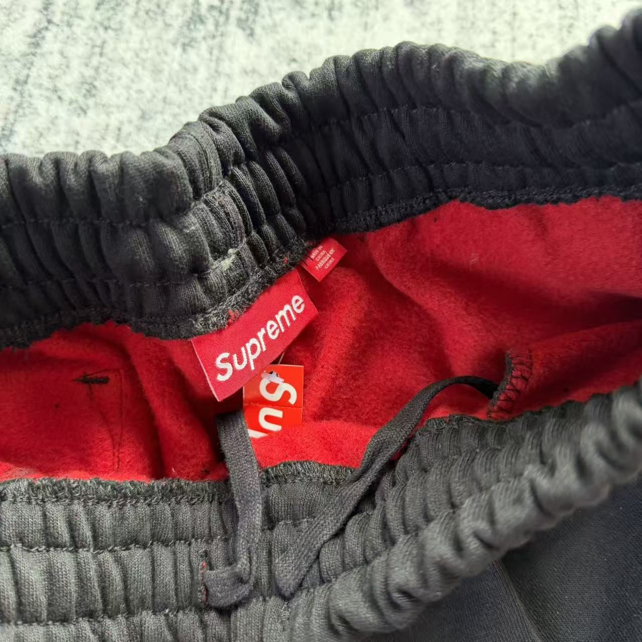 SUPREME? SWEAT PANT 2025SS ロゴ刺繍 スウェットパンツ プレミアムフリース シュプリーム 高級感 ストリート ブラック